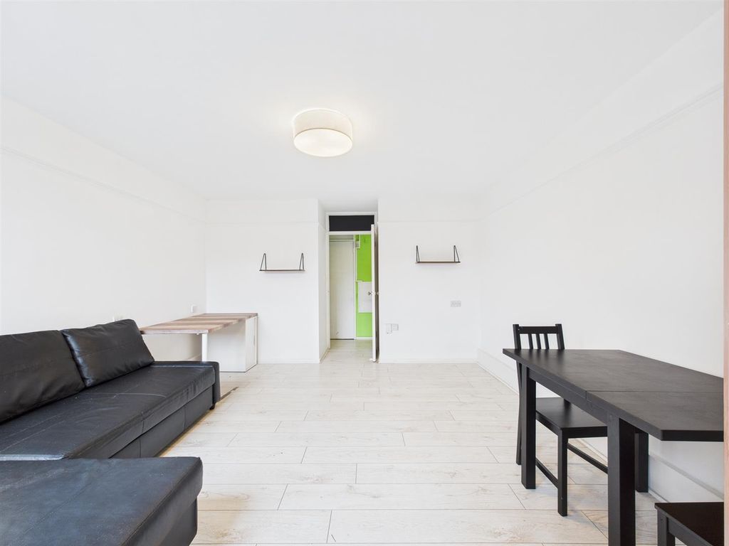 Property photo 3 of 18 Cam01358G0-Pr0203-Still012.Jpg