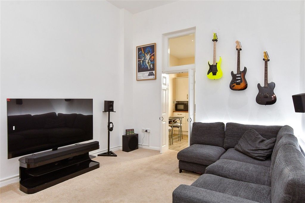 Property photo 2 of 11 Lounge