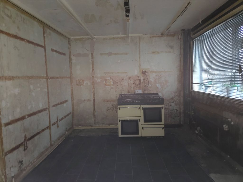 Property photo 3 of 10 Kitchen