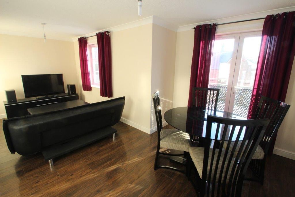 Property photo 1 of 21 Lounge