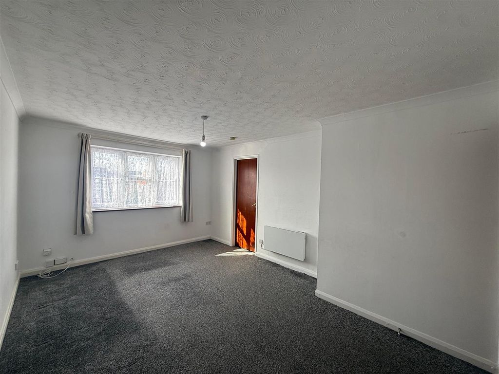 Property photo 3 of 11 Living Room