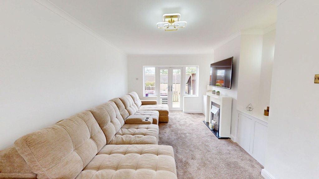 Property photo 3 of 16 Lounge