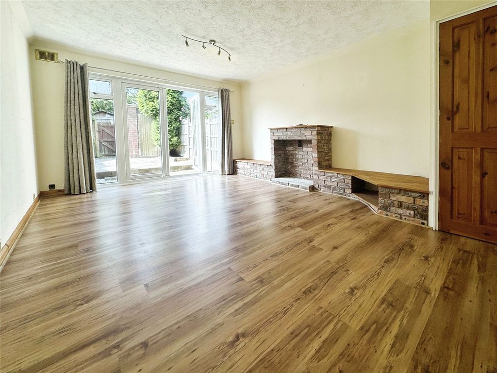 Property photo 3 of 9 Spacious Living Room