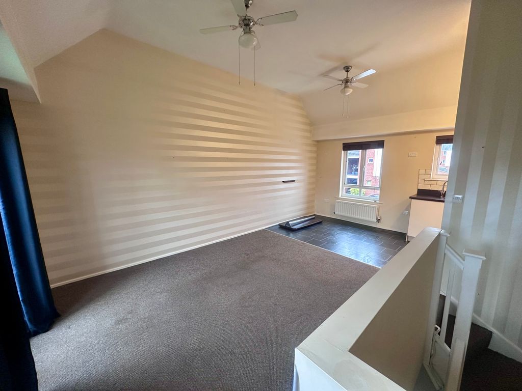 Property photo 3 of 11 Lounge