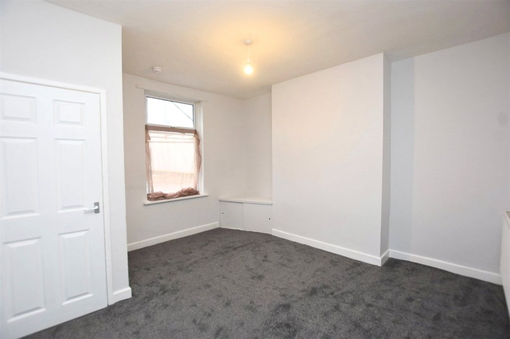 Property photo 3 of 14 Lounge