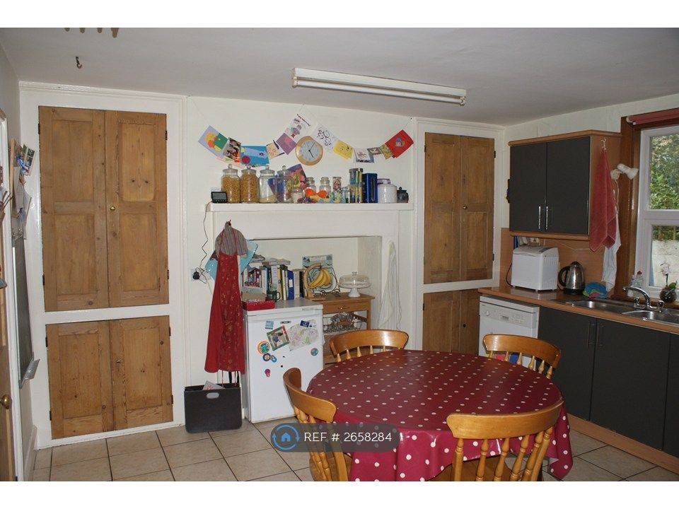 Property photo 2 of 17 Kitchen Cupboards
