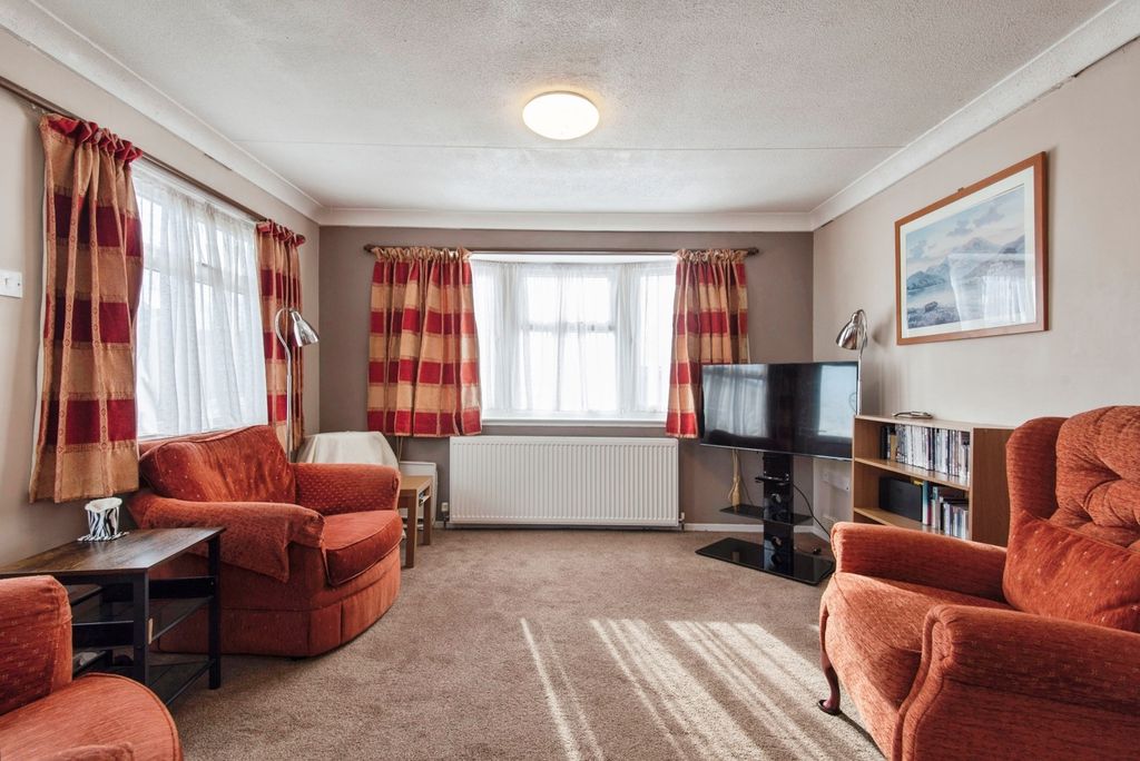 Property photo 3 of 14 Lounge