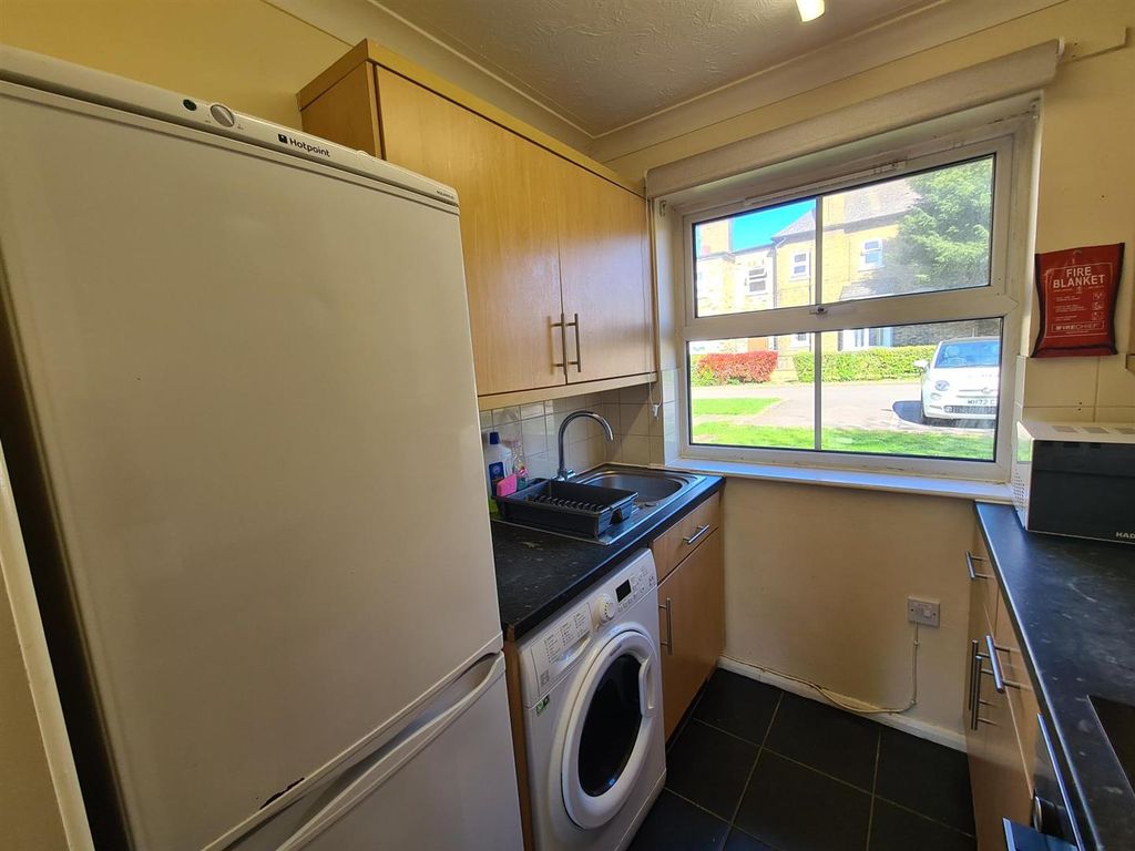 Property photo 2 of 8 Kitchen (2).Jpg