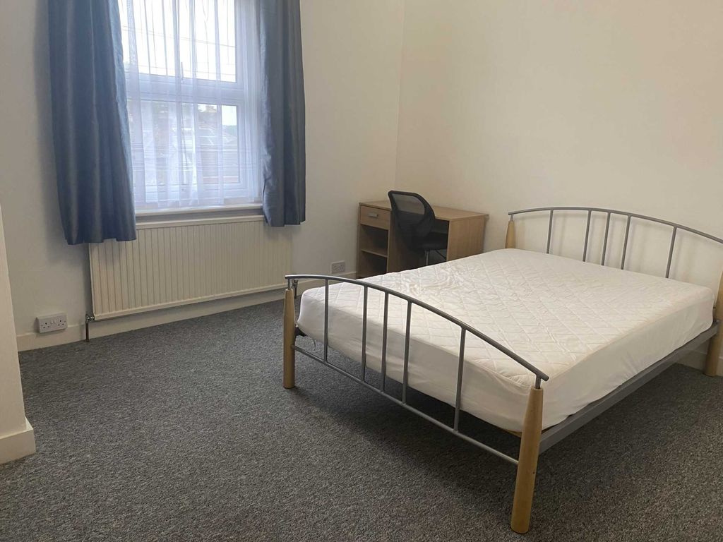 Property photo 2 of 9 Bright, Simply Furnished Double Bedroom With A Met...