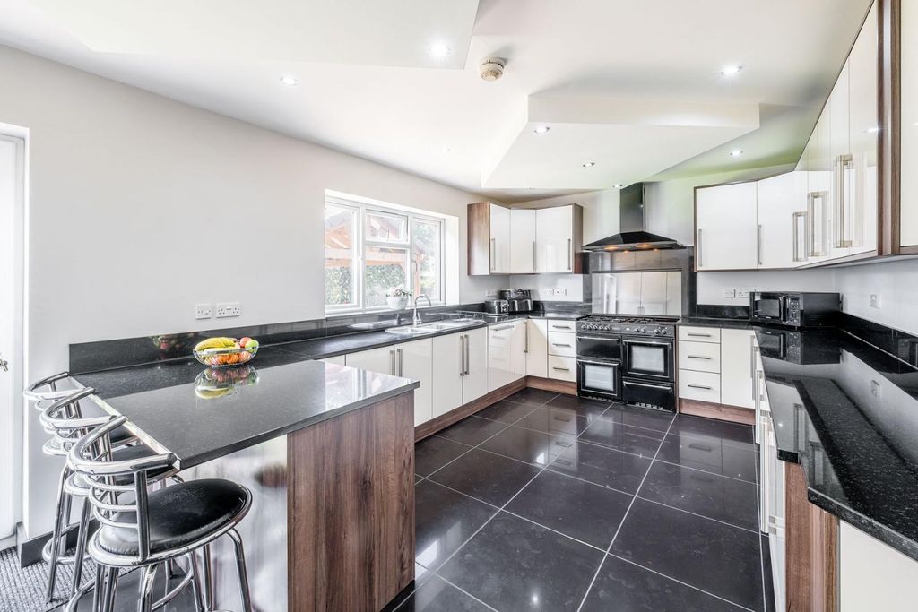 Property photo 3 of 35 Breakfast Kitchen 3
