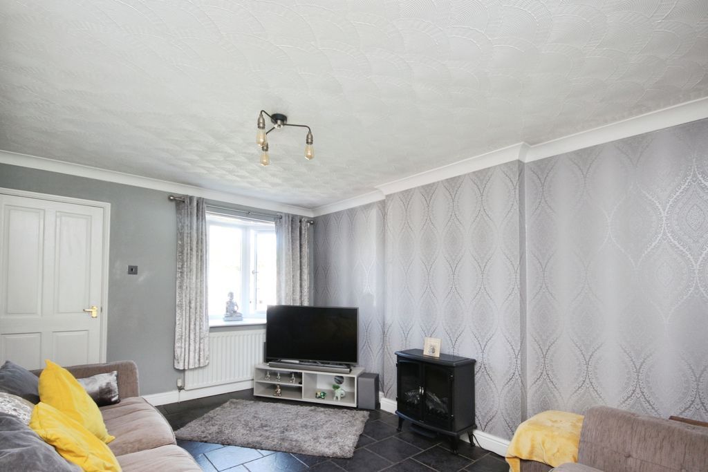 Property photo 3 of 13 Lounge