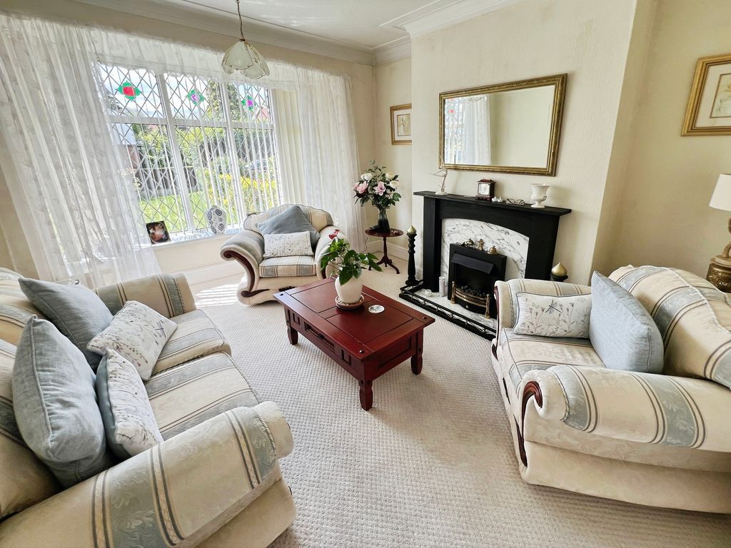Property photo 2 of 18 Lounge