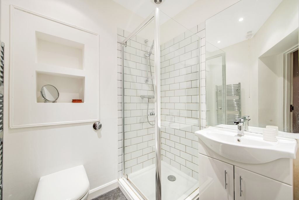 Property photo 3 of 9 Bathroom