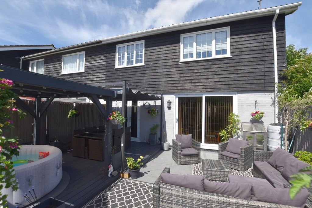 Property photo 3 of 25 16 Tartane Externals (7).Jpg