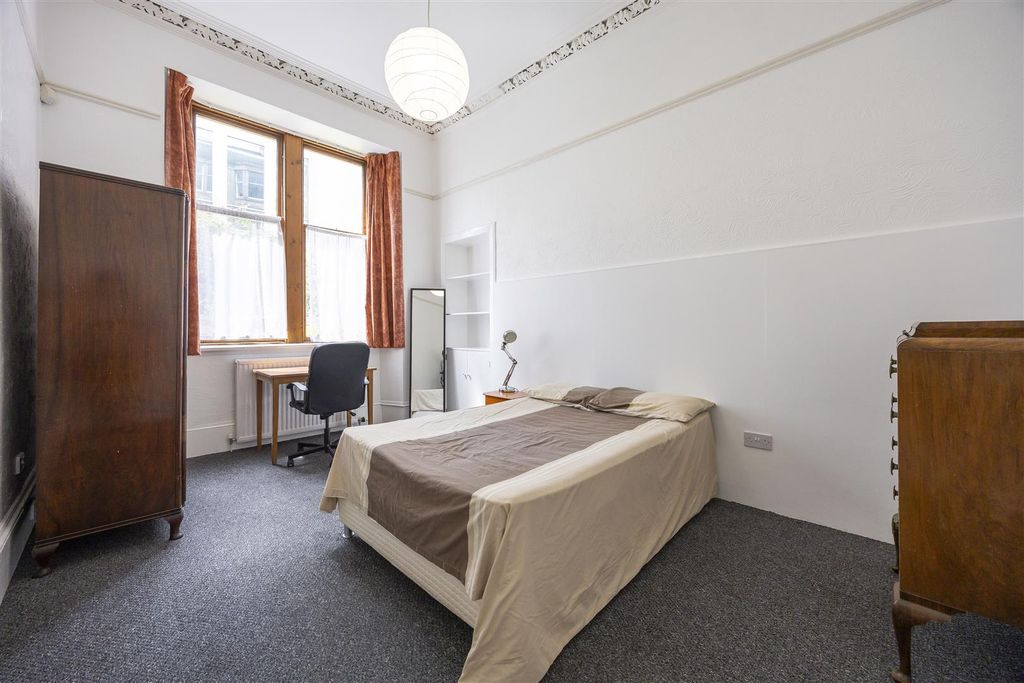 Property photo 3 of 17 0-2_56_Gibson_Street_Glasgow_012.Jpg