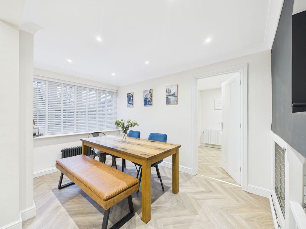 Property photo 3 of 20 Cam04018G0-Pr0414-Still021