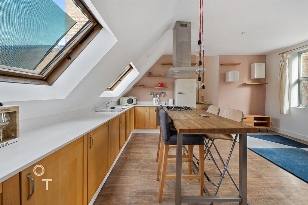 Property photo 3 of 11 Living Room/ Kitchen