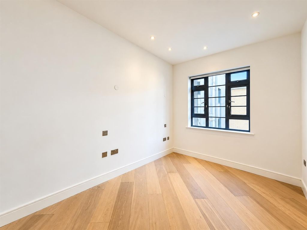 Property photo 3 of 9 Bedroom
