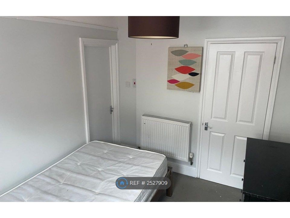 Property photo 3 of 16 Room 1 (En-Suite)