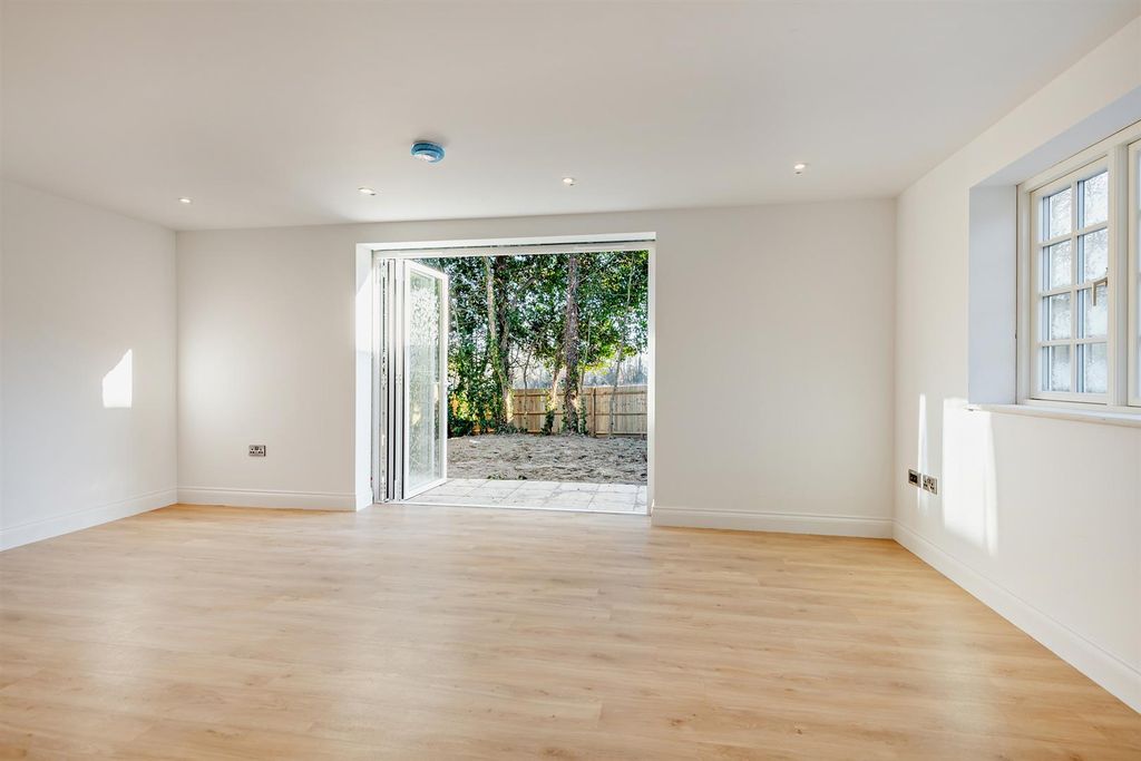 Property photo 3 of 13 8674000-Interior37-800.Jpg