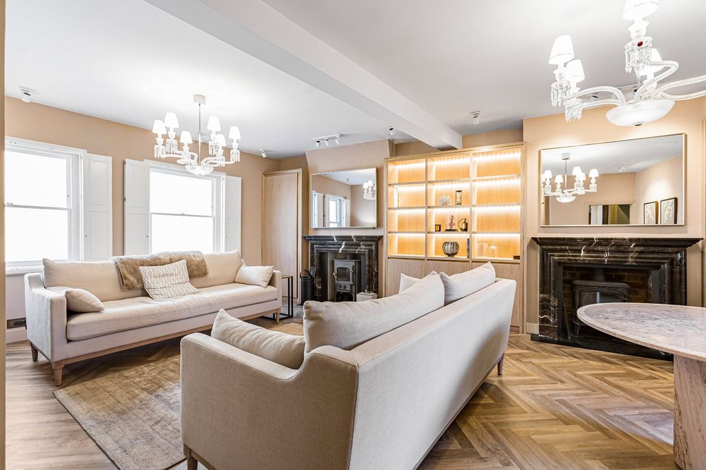 Property photo 1 of 25 Sitting Room