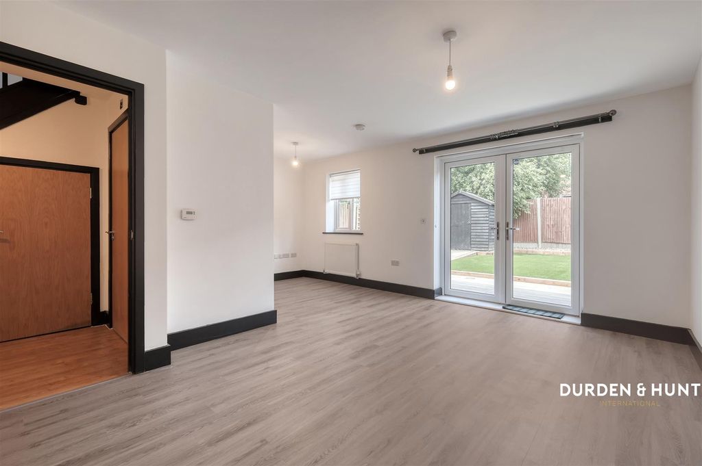 Property photo 3 of 24 Hawthorn Way