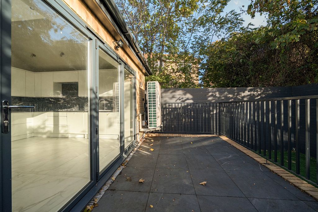 Property photo 2 of 23 Garden