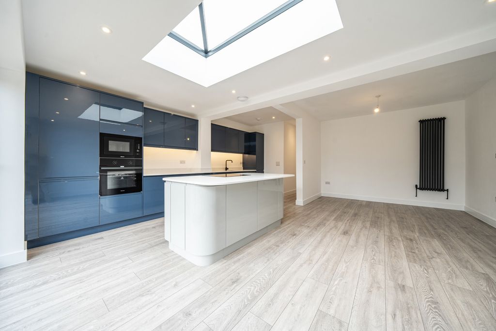 Property photo 3 of 11 1416383-16-699861...