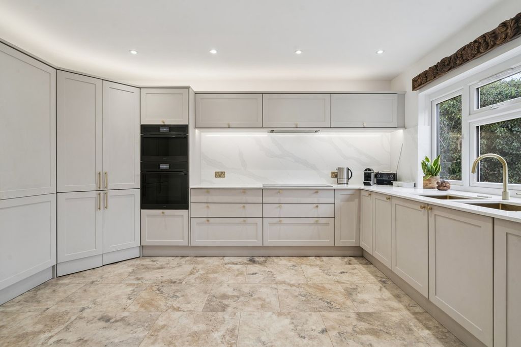 Property photo 2 of 26