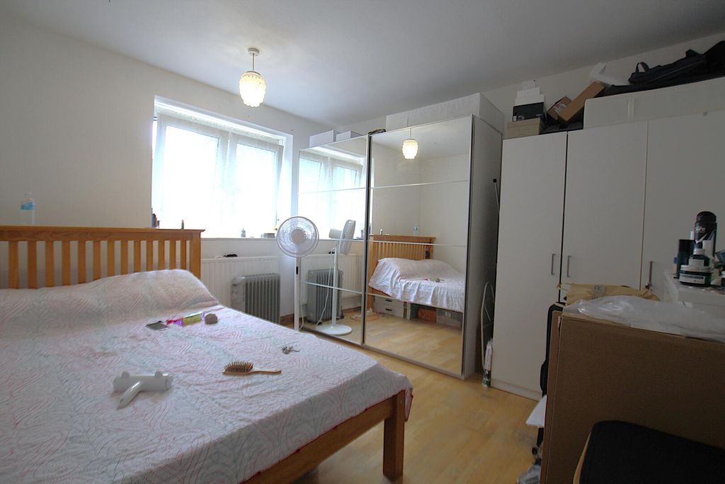 Property photo 1 of 6 Bedroom