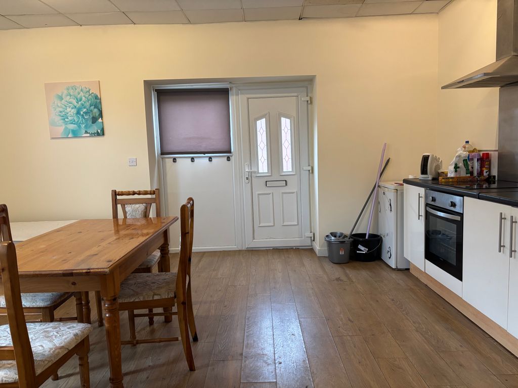 Property photo 3 of 6 Laminte Flooring