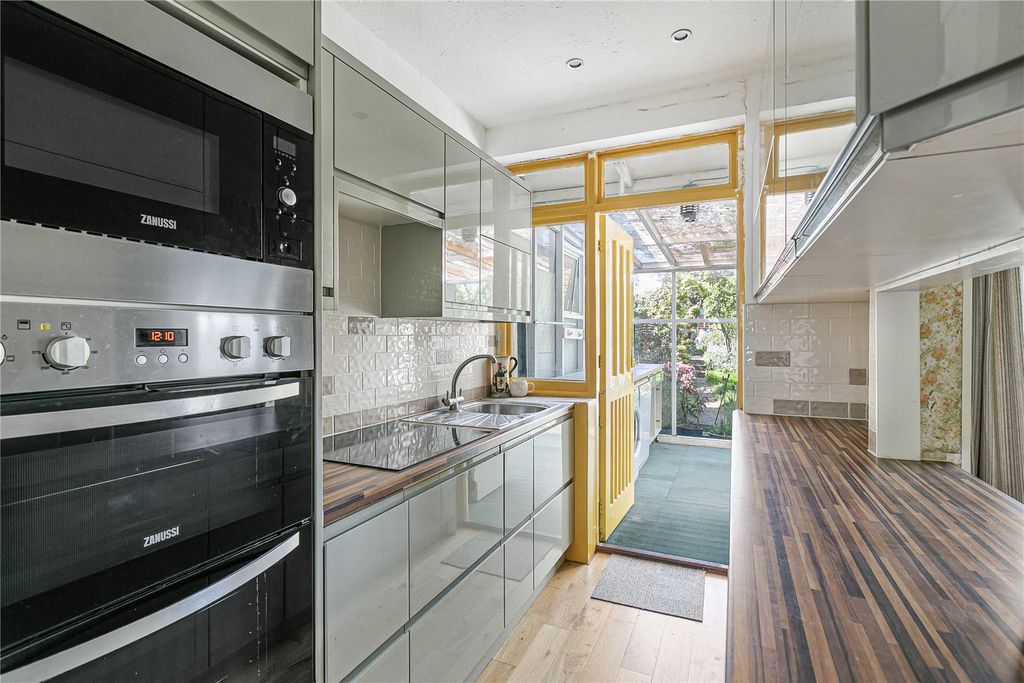 Property photo 3 of 18 Kitchen