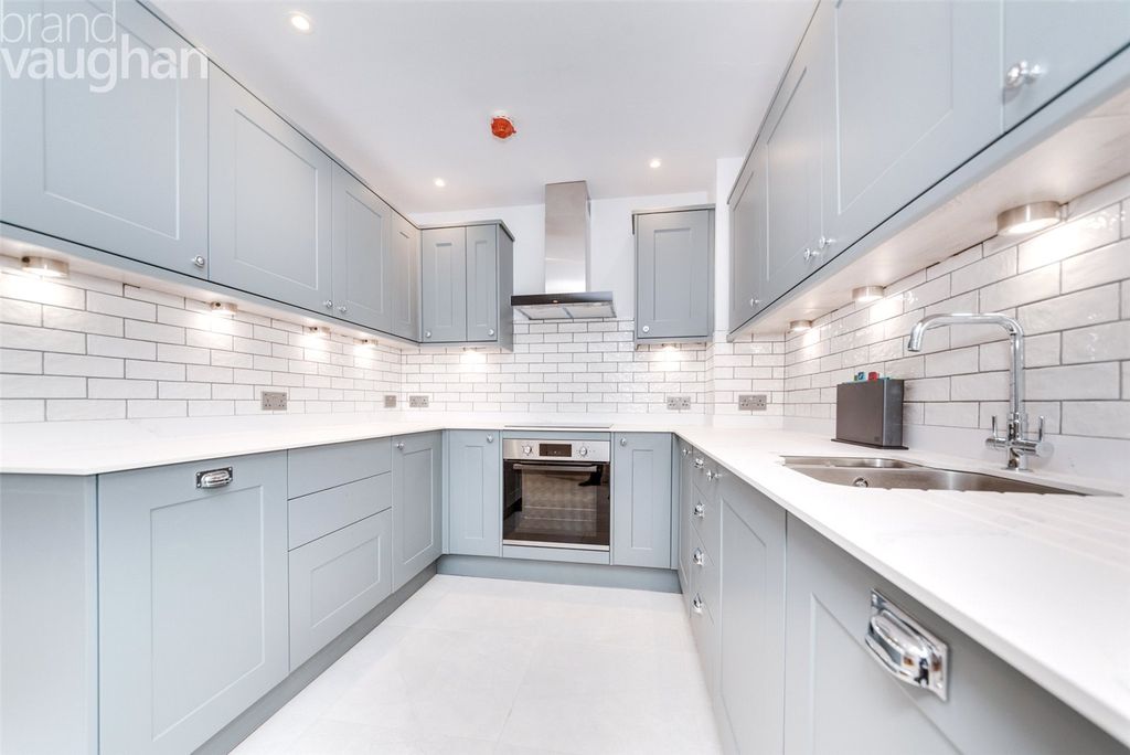 Property photo 3 of 11 Kitchen