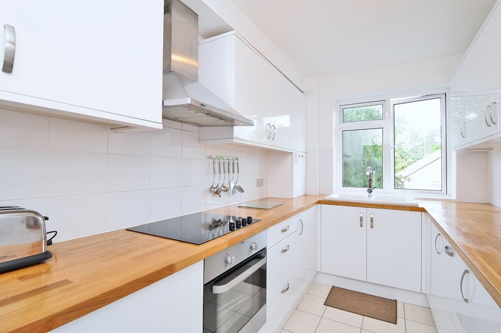 Property photo 2 of 6 Kitchen