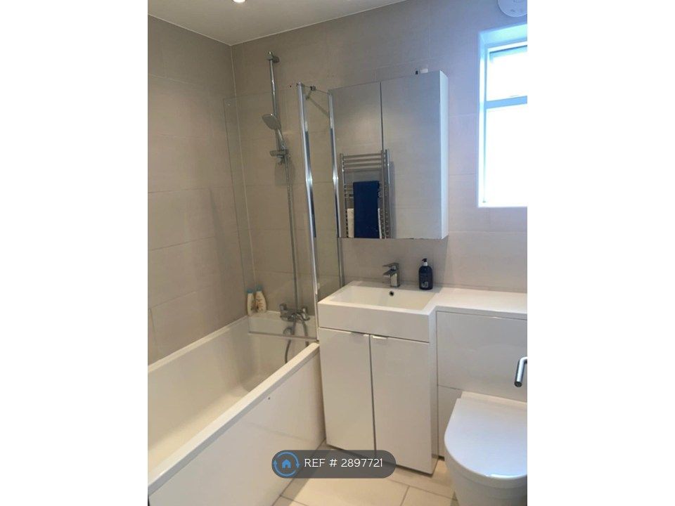 Property photo 3 of 7 Family Bathroom
