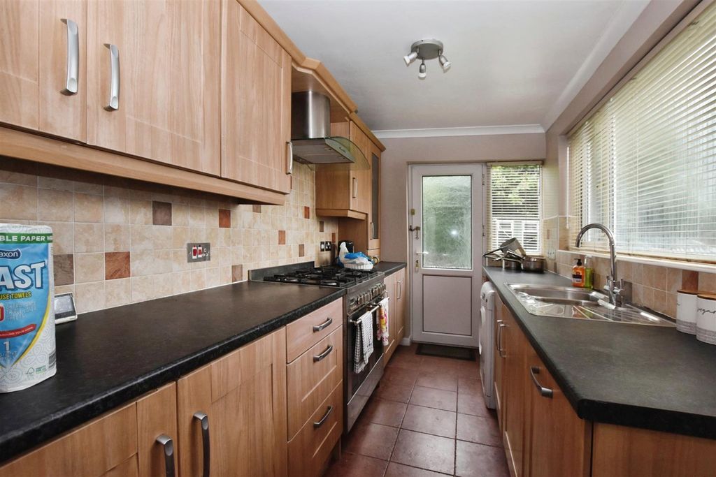 Property photo 3 of 9 Kitchen