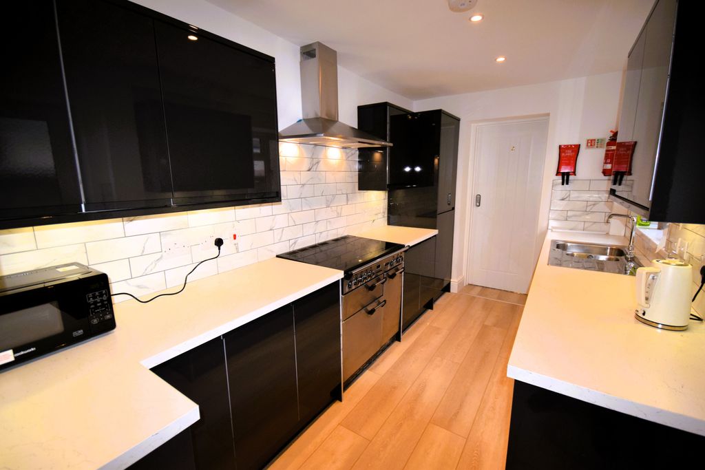 Property photo 2 of 10 Kitchen