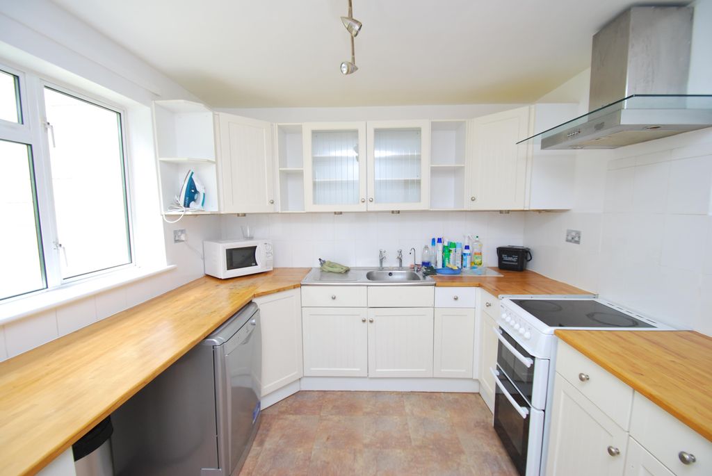 Property photo 3 of 7 Kitchen