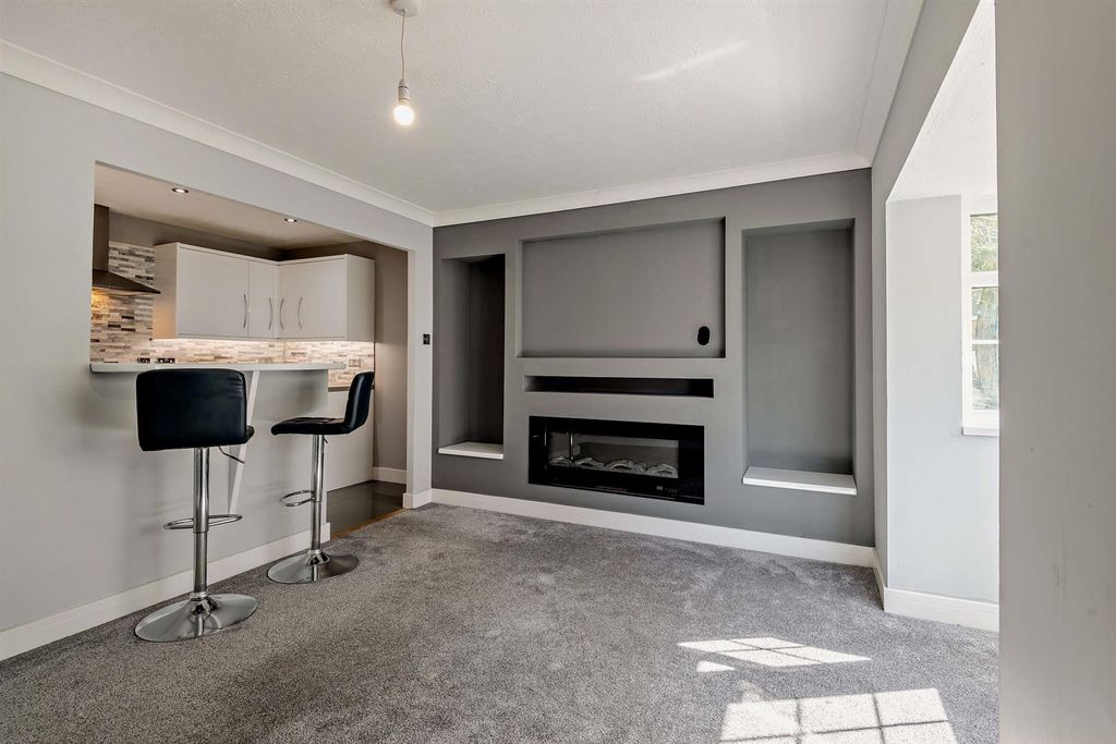 Property photo 2 of 18 Lounge/Kitchen