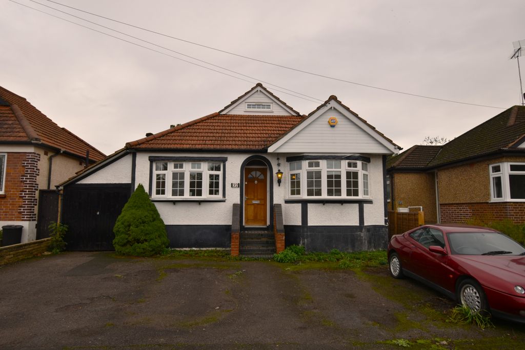 Property photo 1 of 21 Spacious 3-Bedroom Bungalow Â€“ Alandale Drive, Pinner, Ha5