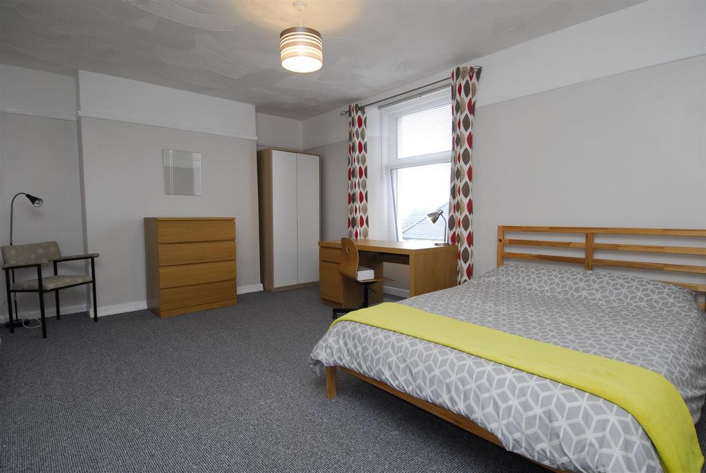 Property photo 3 of 6 2Wellingtonstr3007.Jpg