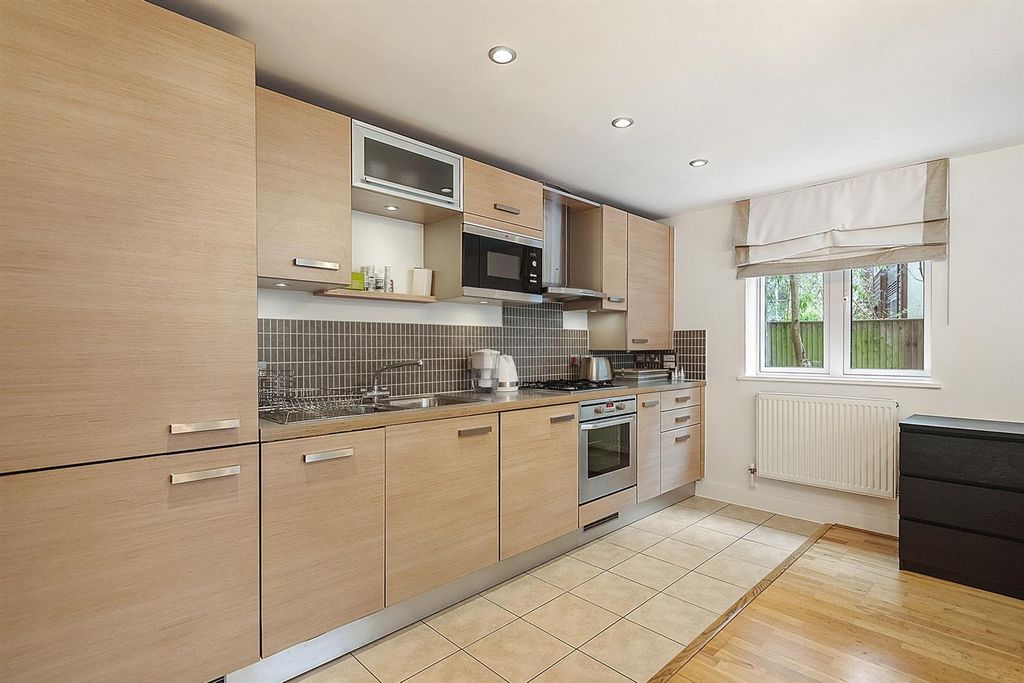 Property photo 3 of 11 18d14Bc3-Af6d-4c0B-B0d7-7B7F1A21Fda9-2000.Jpg