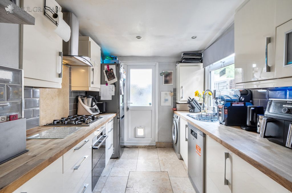 Property photo 3 of 17 4Adb8B64-c814-4B90-Ad2c-387382c3Fcde