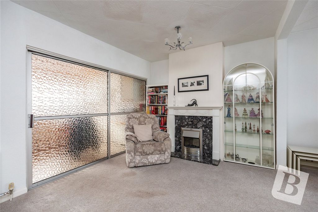 Property photo 3 of 27 Lounge