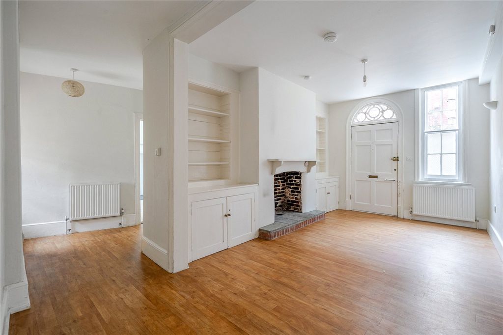 Property photo 2 of 18 Entrance Hall