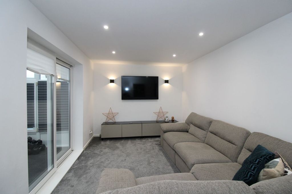 Property photo 2 of 11 Lounge