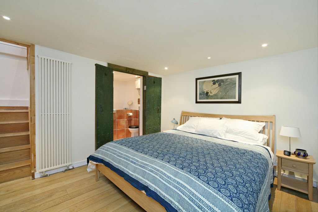 Property photo 3 of 7 Bedroom