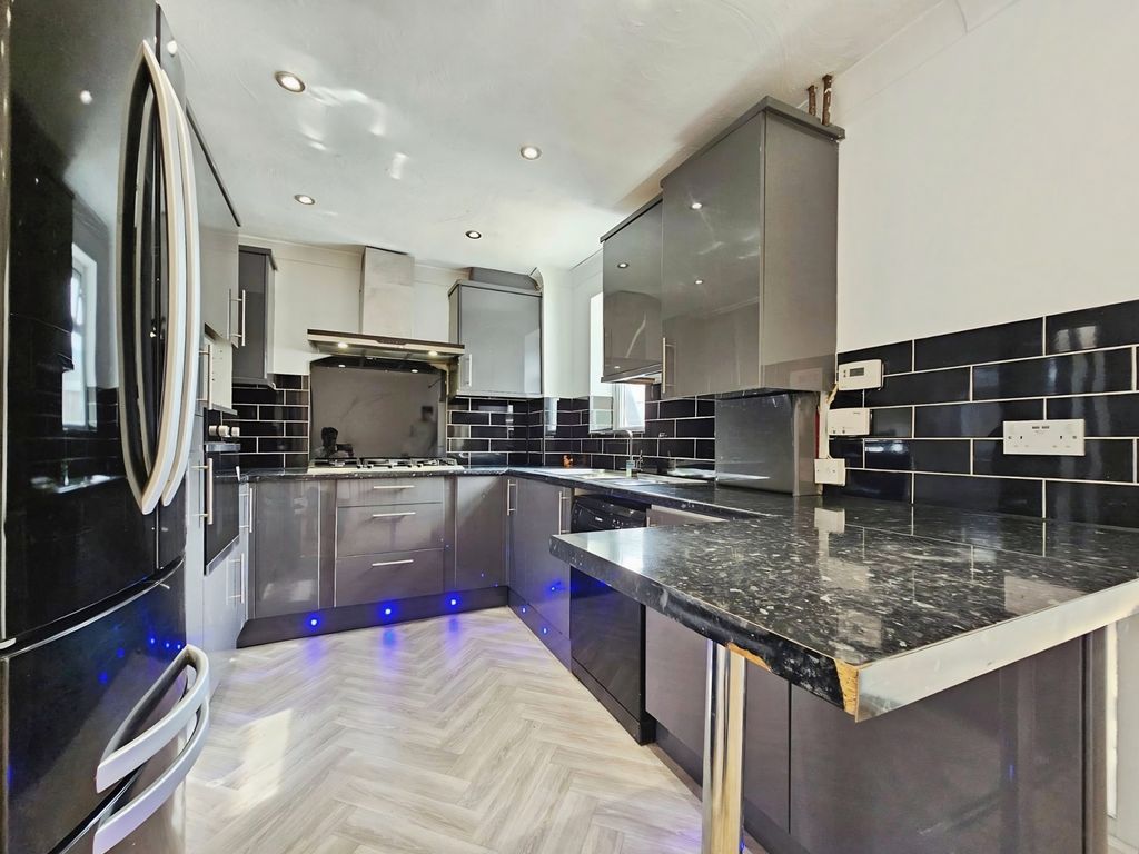 Property photo 2 of 18 Kitchen
