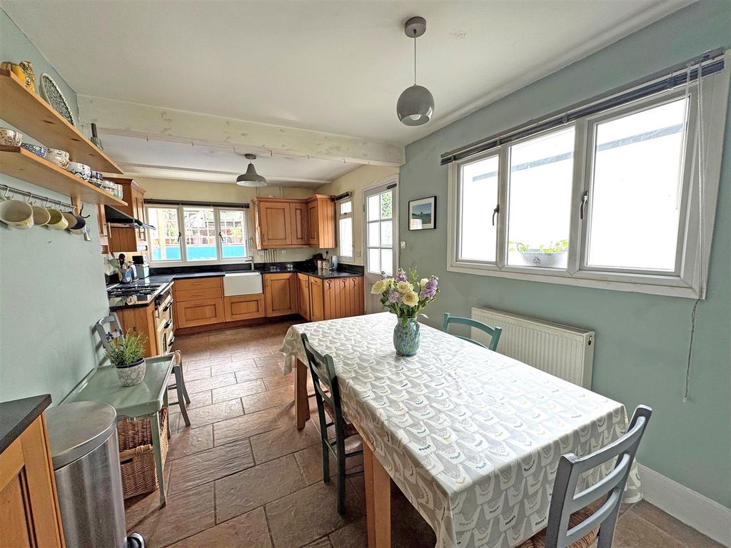 Property photo 3 of 17 115E.Jpg
