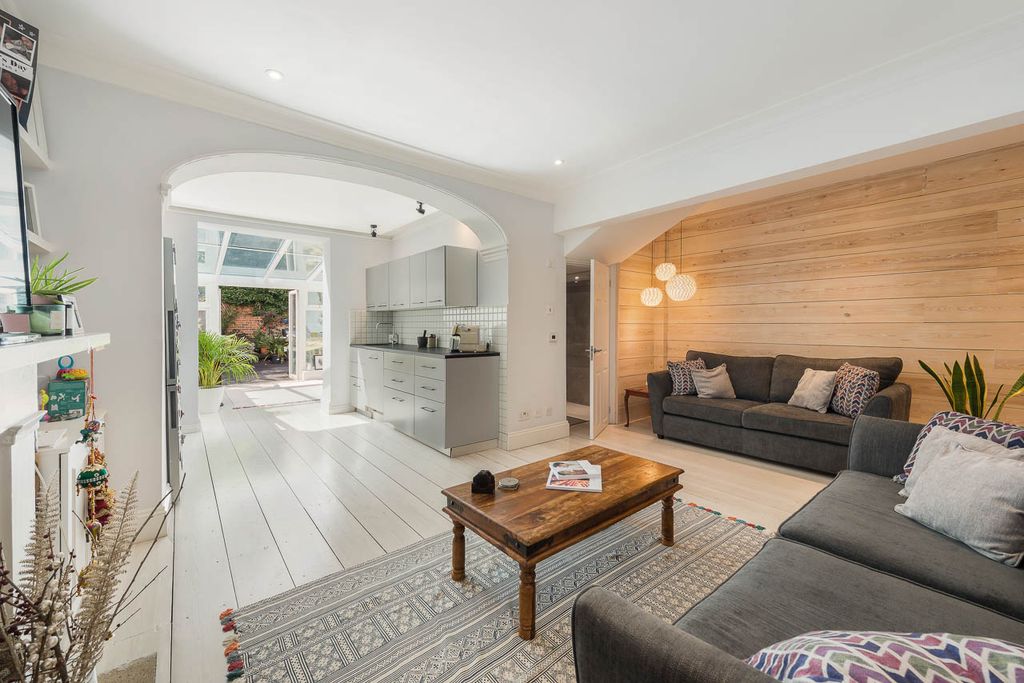 Property photo 1 of 8 Awinship-4300-03